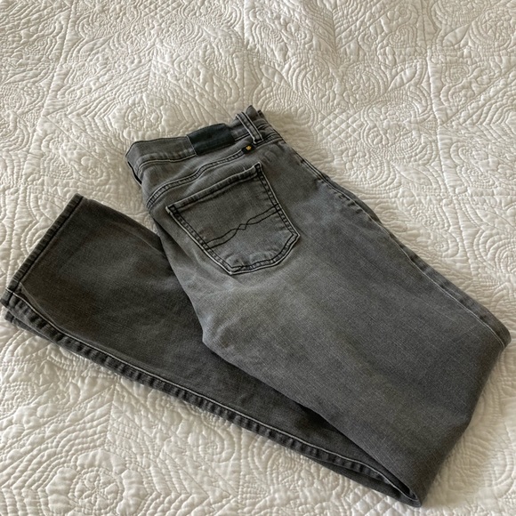 Perfectly worn in Lucky Brand jeans 👖🍀 - Picture 2 of 8